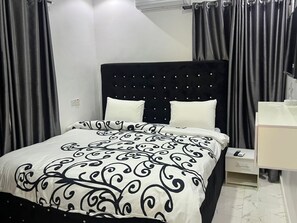 2 bedrooms, iron/ironing board, bed sheets - Luxurious 2-bedroom apartment in Lagos (Ikeja)