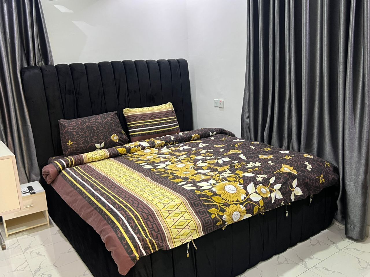 2 habitaciones, tabla de planchar con plancha y ropa de cama 