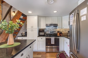 冷蔵庫、電子レンジ、オーブン、コンロ