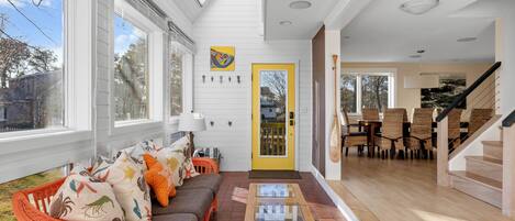 TV connectée, baby-foot, table de tennis de table, chaîne hi-fi