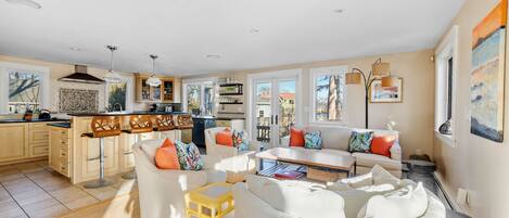 Smart TV, table football, ping pong, stereo