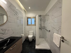 Een haardroger, handdoeken, toiletpapier