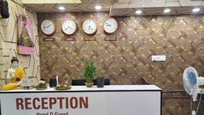 Un mostrador de recepción con relojes que marcan la hora en Londres, Dubái, Nueva Delhi y Nueva York.
