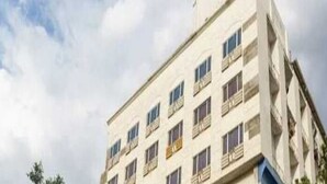 Un edificio de varios pisos con techo plano y varias ventanas.