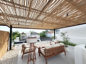 Vila superluxo, 3 quartos, piscina particular, vista para a piscina | Terraço/pátio