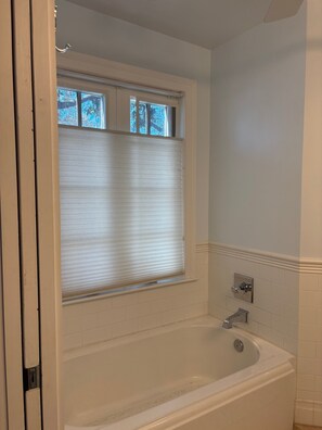 Shower, hair dryer, towels, soap - Steps to St. Augustine's Best (St. Augustine)