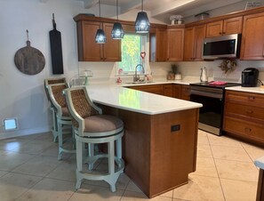 Fridge, microwave, oven, stovetop - Steps to St. Augustine's Best (St. Augustine)