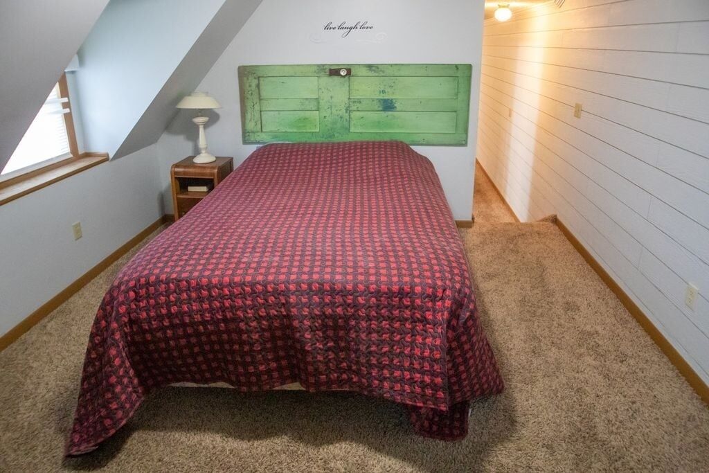 1 bedroom, iron/ironing board, internet, bed sheets