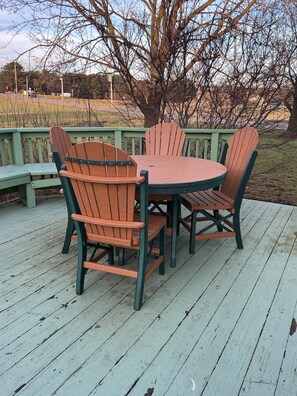 Outdoor dining - Historic Farmhouse at Traveler’s Loft near Berlin (Millersburg)