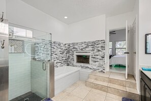 Shower, jetted bath, hair dryer, towels - The Oakview House by Six Flags, La Cantera, and The Rim (San Antonio)