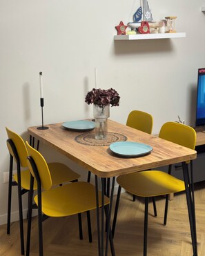 Dining - Modern City Center Apartment (Tiranë)