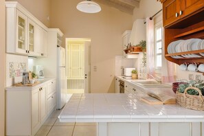 Réfrigérateur, micro-ondes, lave-vaisselle, cafetière/bouilloire