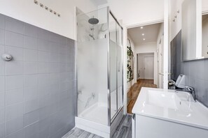 Shower, bidet, shampoo - BDC - The Good One, 3BDR @Nomentano district (Rome)