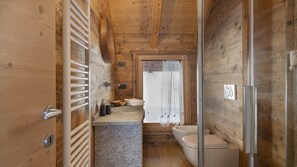 Shower, hair dryer, bidet, towels - Chalet Les Combes - Two Bedroom Apartment, Sleeps 4 (Ponte di legno)