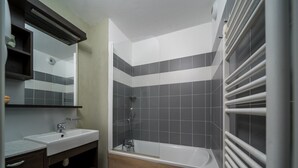 A modern bathroom with a shower, a sink, and a mirror. - C. du Verdon Ndeg3307 - 2P6 (Allos)