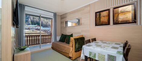 Apartment | Dining