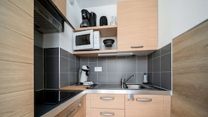 A compact kitchen with a microwave, coffee maker, and a sink. - C. du Verdon Ndeg3307 - 2P6 (Allos)