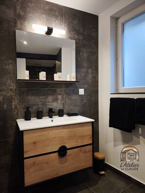Shower, hair dryer, towels, soap - L'atelier de Claude - 3-star holiday accommodation (Wattwiller)