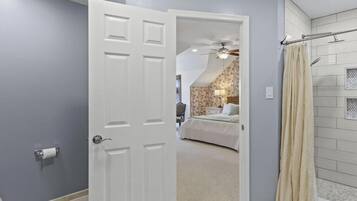 5 bedrooms, desk, iron/ironing board, WiFi