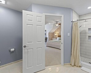 5 habitaciones, escritorio, tabla de planchar con plancha y wifi 