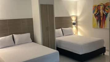 Habitación cuádruple | Espacio para trabajar con laptop y wifi gratis