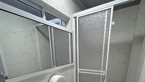 A bathroom with a sink, toilet, and a shower stall. - Hotel Brisas del Mar Rodadero (Santa Marta)