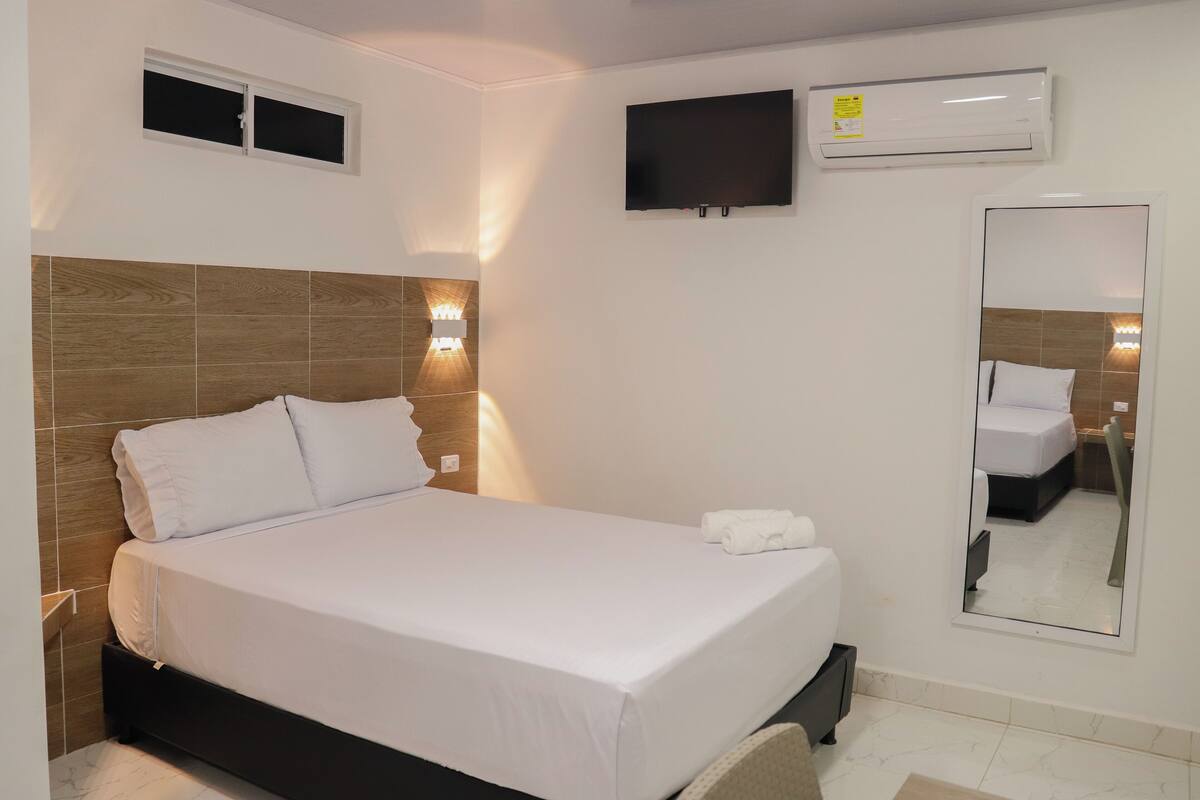 Triple Room | Laptop workspace, free WiFi