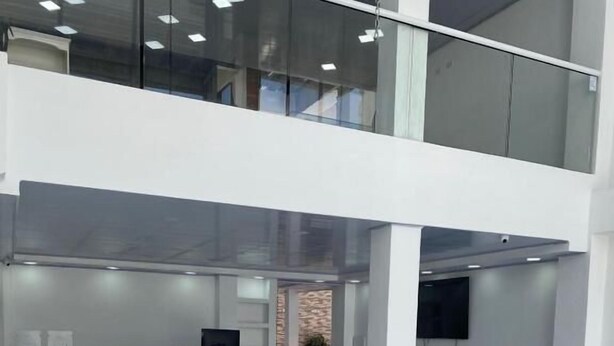 A spacious, modern lobby with a high ceiling, marble flooring, and a seating area with sofas and a round table. - Hotel Brisas del Mar Rodadero (Santa Marta)