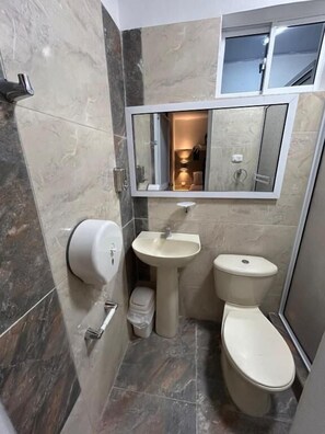 Bathroom - Hotel Brisas del Mar Rodadero (Gaira)