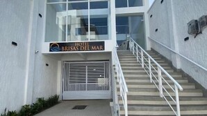 A modern hotel entrance with a staircase leading up to the main building. - Hotel Brisas del Mar Rodadero (Santa Marta)