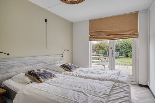 Geräumige, freistehende Familien-Strandvilla mit Dachterrasse und großem Garten. Fantastische Lage am Rande der Oosterschelde.