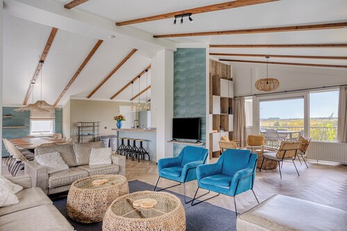 Geräumige, freistehende Familien-Strandvilla mit Dachterrasse und großem Garten. Fantastische Lage am Rande der Oosterschelde.