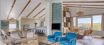 Spacious detached family beach villa with roof terrace and large garden. Fantastically located on the edge of the Oosterschelde.