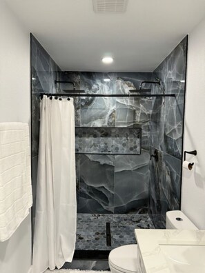 Serviettes fournies, savon, papier toilette