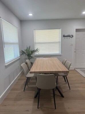 Dining - Charming Modern Cottage in Sunny Palmetto (Palmetto)