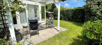 Cosy detached simple bungalow within walking distance of Lake Veere (beach) and marina.