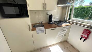 Een koelkast, een magnetron, een kookplaat, een vaatwasser