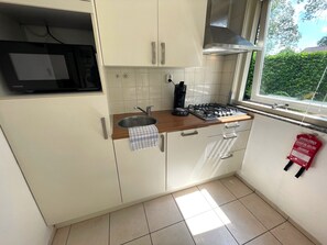 Kühlschrank, Mikrowelle, Herdplatte, Geschirrspüler