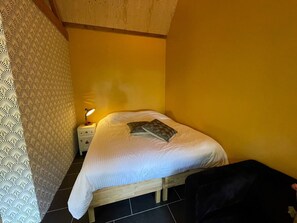 1 bedroom, WiFi, bed sheets - Former carriage house converted into a charming holiday studio with a large garden where dogs are allowed! (Kamperland)