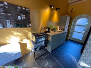 Fridge, coffee/tea maker, toaster, dining tables - Former carriage house converted into a charming holiday studio with a large garden where dogs are allowed! (Kamperland)