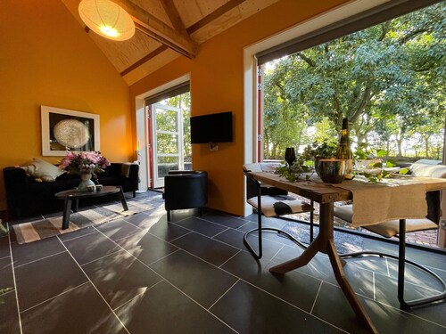 Ehemaliges Kutscherhaus, umgebaut zu einem charmanten Ferienstudio mit großem Garten, in dem Hunde erlaubt sind!