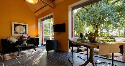 Ehemaliges Kutscherhaus, umgebaut zu einem charmanten Ferienstudio mit großem Garten, in dem Hunde erlaubt sind!