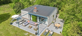 Holiday bungalow Ruiterplaat, detached house with large garden and trampoline. A short walk from the water!