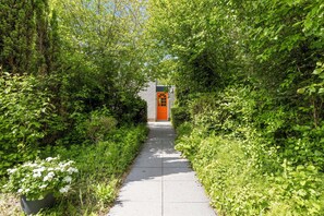 Property grounds - Holiday bungalow Ruiterplaat, detached house with large garden and trampoline. A short walk from the water! (Kamperland)