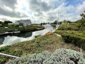 Property grounds - Detached holiday home with direct access to Lake Veere. (Kortgene)