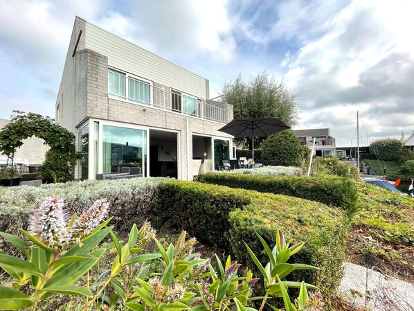 Exterior - Detached holiday home with direct access to Lake Veere. (Kortgene)