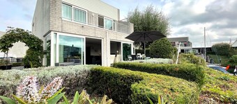 Detached holiday home with direct access to Lake Veere.