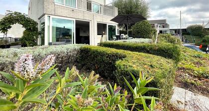 Detached holiday home with direct access to Lake Veere.