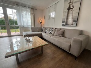 TV - Detached comfortable holiday home with enclosed garden. (Kortgene)