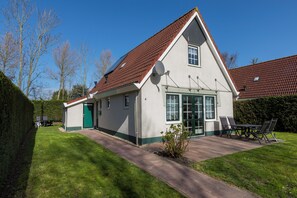 Exterior - Detached comfortable holiday home with enclosed garden. (Kortgene)
